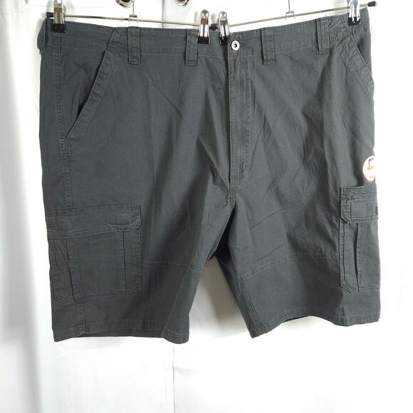 NWT Wrangler Men's 44 Dark Gray Cargo Relaxed Fit Knee Length Tech Pocket Shorts - Picture 1 of 9
